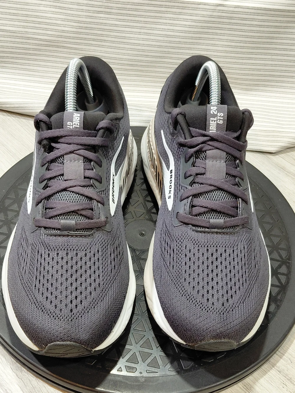 Brooks Womens Ariel GTS 24 Running Shoes in Charcoal/White SIZE 8.5 D WIDE FIT
